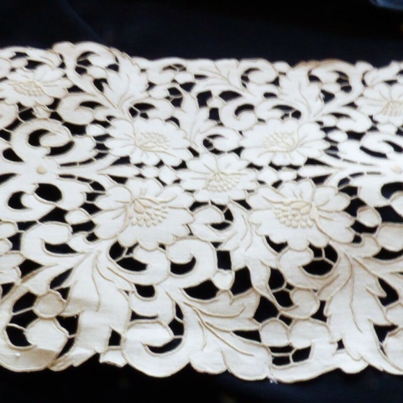 Handmade Ecru Embroidery Cutout work floral lace 18 x 11.25 Table Linen Placemat - Picture 5 of 5